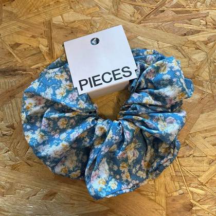 Pieces stor scrunchie - blomster/blå
